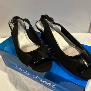 Women’s Easy Street Yen Peep-Toe Slingback Black Lamey/ Bkack Patent Pump- 9